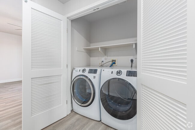 2BR, 2BA - 1,259SF - Laundry - Asano on Fourth - Bankers Hill/Little Italy