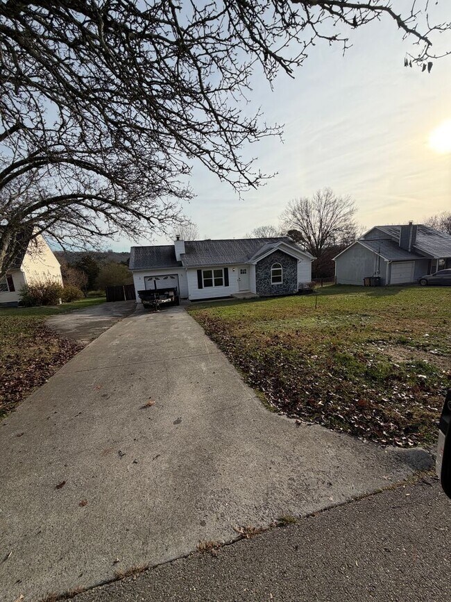 Building Photo - West Knoxville, 4 bedroom, fenced backyard, extra storage. NO SHOWINGS UNTIL 12/15/25