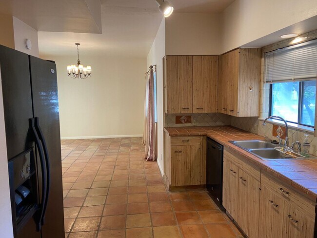 Building Photo - Spacious Riverhill Townhome