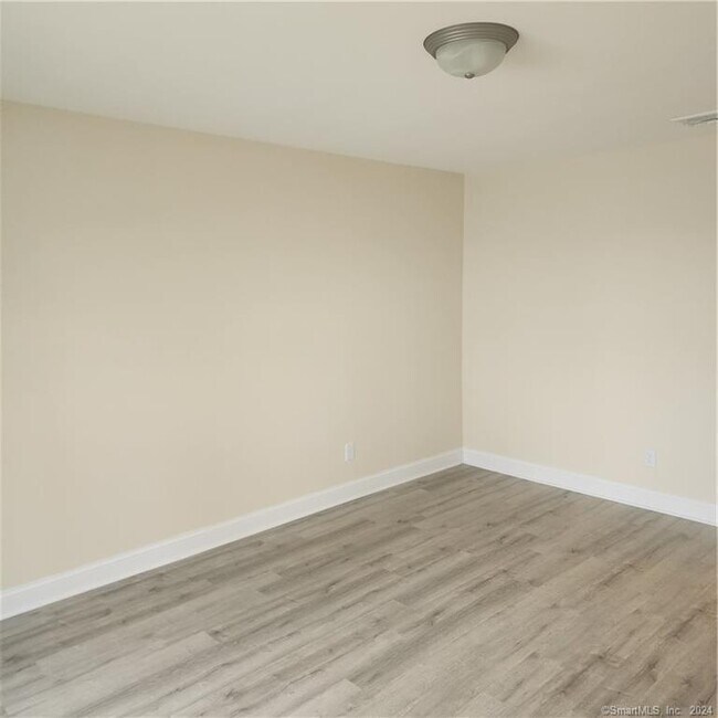 18 Ashwood Cir Unit 18, Shelton, CT 06484 Condo for Rent in Shelton