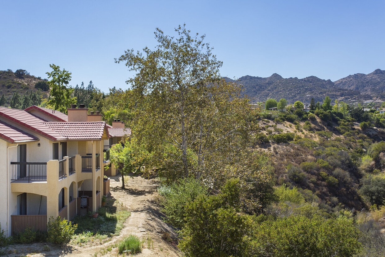 IMT Summerset Village Apartments in Chatsworth, CA Westside Rentals