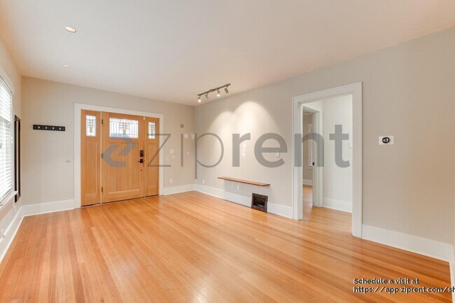 Foto del edificio - 3332 35th Ave S