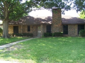 Building Photo - 827 Meandering Way