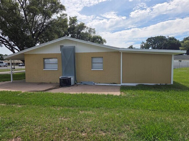 Building Photo - 38300 Henry Dr