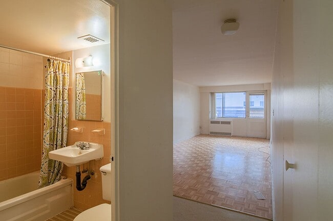 Building Photo - 3460 Rue Durocher
