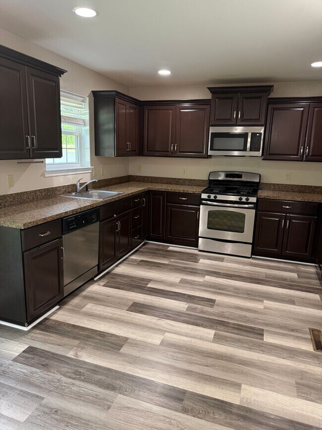 Foto del edificio - THREE BEDROOM/2.5 BATH Detached Home w TWO...