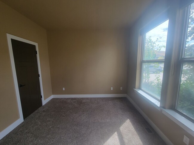 Building Photo - Richland Home with Stunning Views, Comfort...