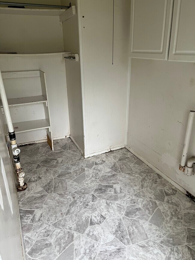 Utility room - 5730 Greenfield Ave