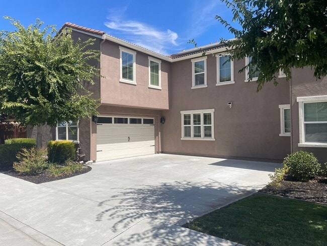 Building Photo - Luxury 4-Bed/3.5-Bath Smart Home in peacef...