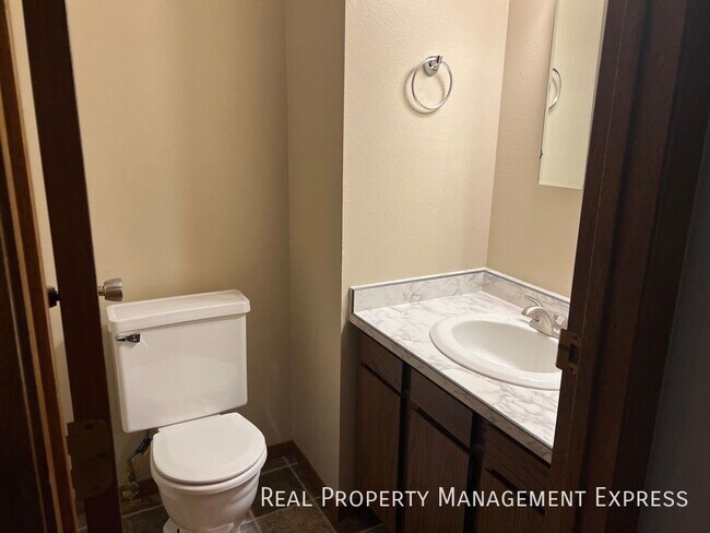 Foto del edificio - 3 Bedroom 2.5 Bathroom side-by-side duplex...