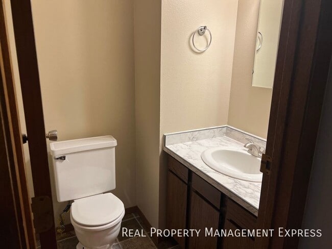 Foto del edificio - 3 Bedroom 2.5 Bathroom side-by-side duplex with lots of updates