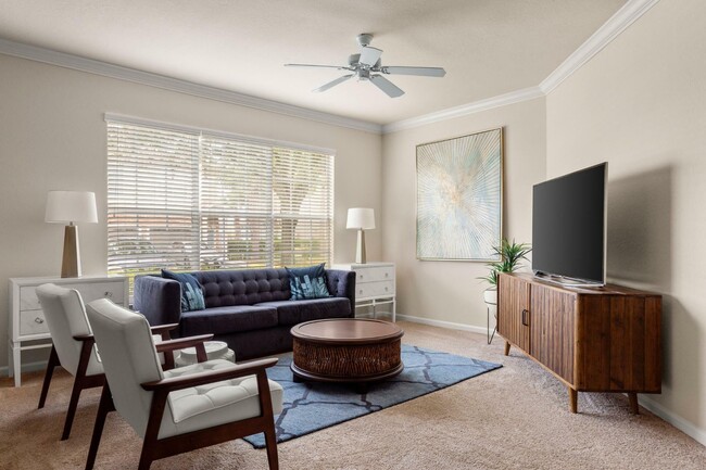 525 Avalon Park - Living Room - 525 Avalon Park