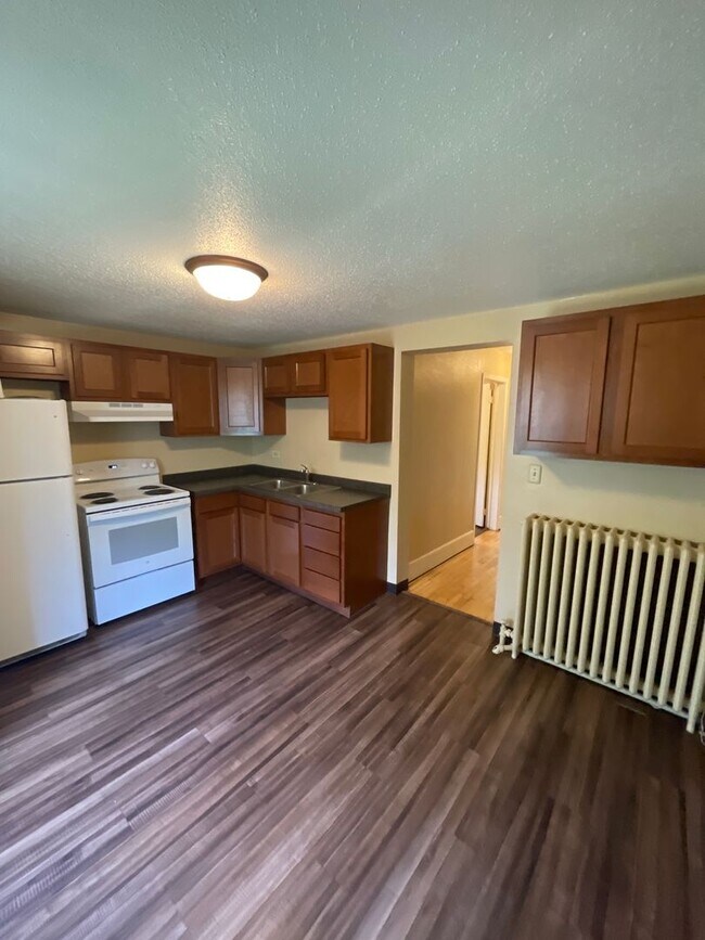 Building Photo - 327 W 4th St