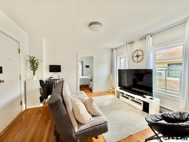 Building Photo - 10 Linden Pl