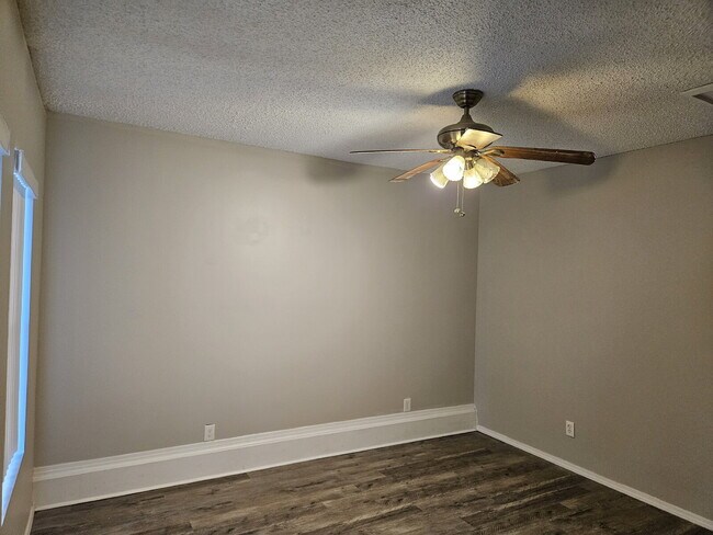 Foto del edificio - "Charming 3-Bed Oasis with Granite Touches & Luxury Vinyl Plank at 2958 Skycrest, Pensacola"