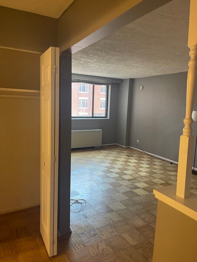 Área del vestíbulo que conduce al espacio habitable principal - 1420 N St NW