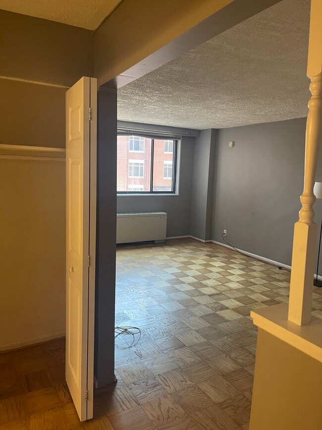 Foyer Area Leading to Main Living Space - 1420 N St NW Apartment
