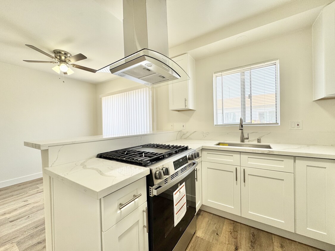 Foto principal - 12631 Vanowen St