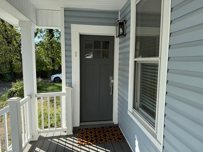 Foto del edificio - 5651 Bramble Ave