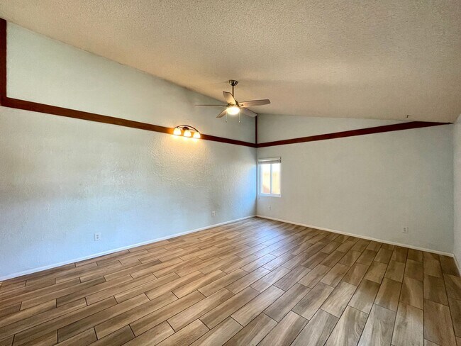 Building Photo - Great 4B/2BA w/ Large Kitchen & Beautiful ...