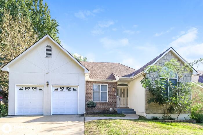 Primary Photo - 1106 NW Woodlynne Dr, Blue Springs, MO 64015