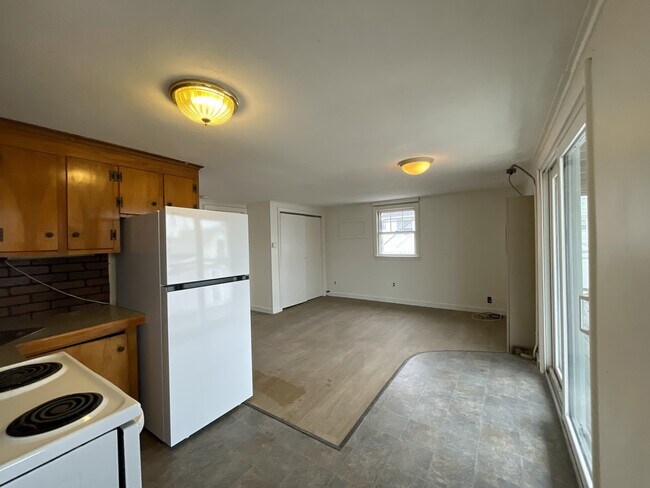 Kitchen/Living Room - 188 Ashworth Ave