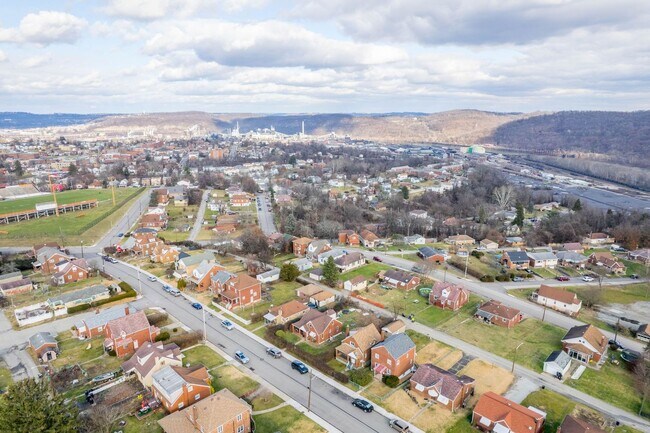 Foto del edificio - SCORE 50% OFF 1ST MONTH'S RENT IF SIGNED BY APRIL 17! Amazing 2 bedroom home in Clairton availabl...