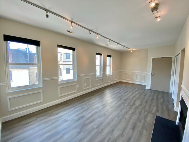 Building Photo - Large  Sunny Dupont Circle 2 bed 2 bath Ap...