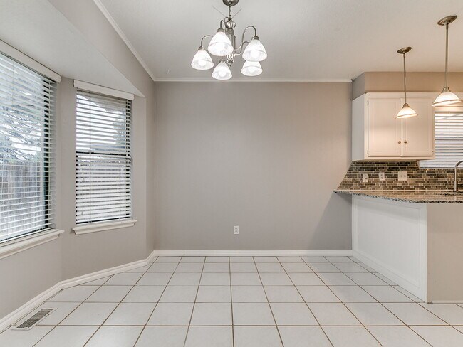 Foto del edificio - 205 N Rockypoint Dr