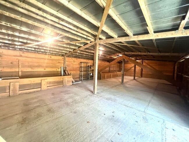 Building Photo - Freshly paint! No Carpet! Barn/Garage! Fir...