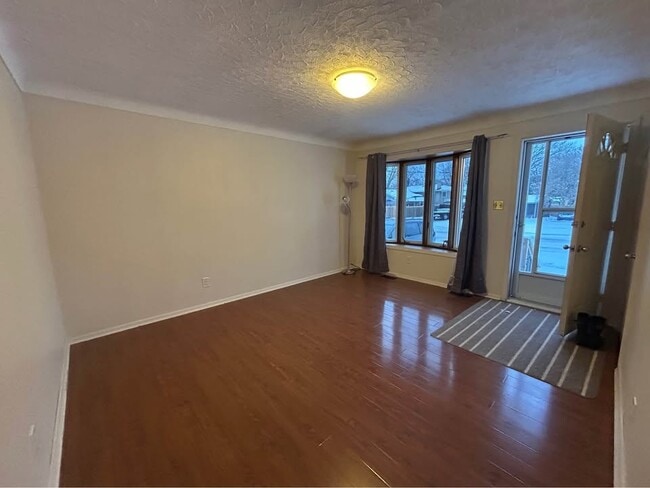 Building Photo - 1035 Connaught Crescent