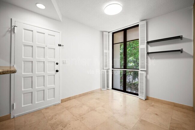 Foto del edificio - 2666 Tigertail Ave