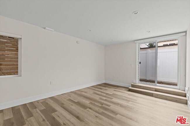 Foto del edificio - 546 N Genesee Ave