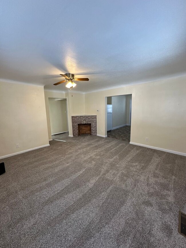 Building Photo - Renovated 2 bedroom, 1 bathroom home on Southside