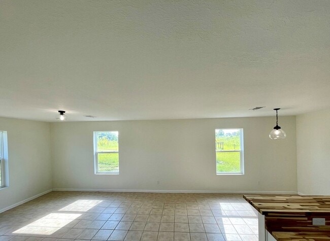 Building Photo - 11490 NE 30th St