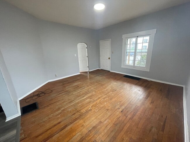 Building Photo - 615 S Washington St