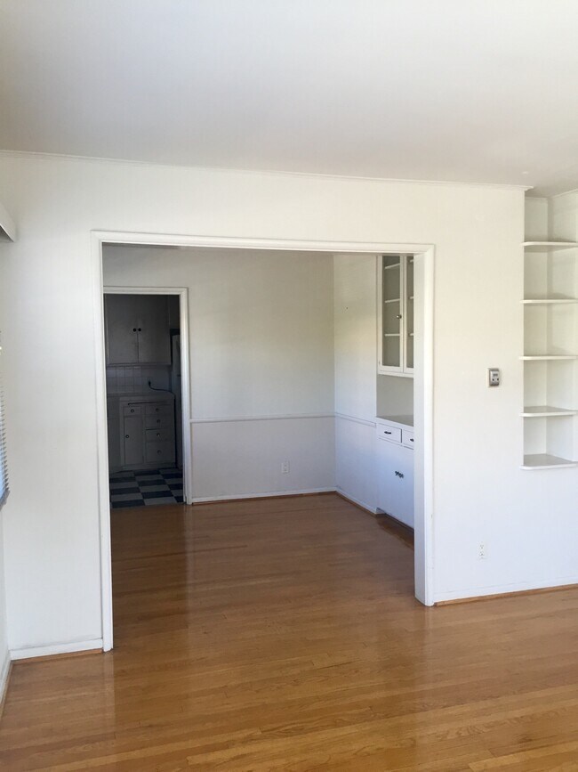 Dinning room to kitchen - 1520 Veteran Ave