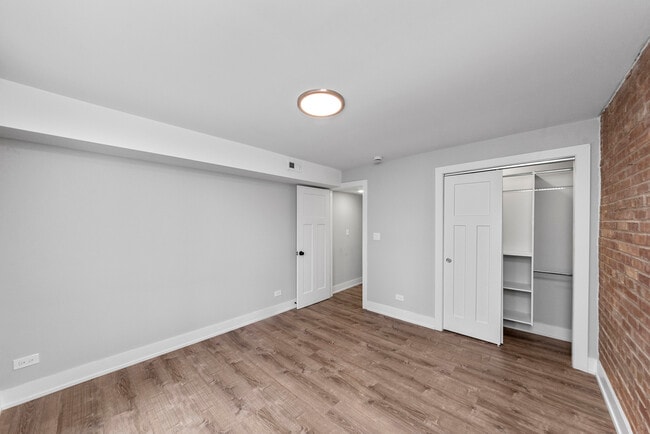 Building Photo - 1235 N La Salle Dr