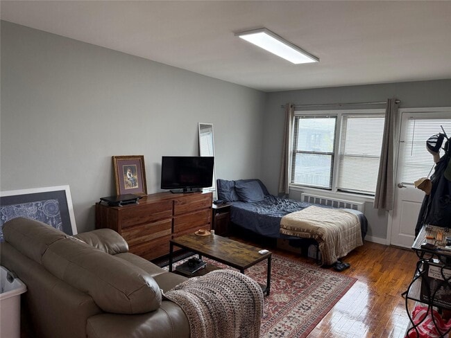 Foto del edificio - 470 E Broadway