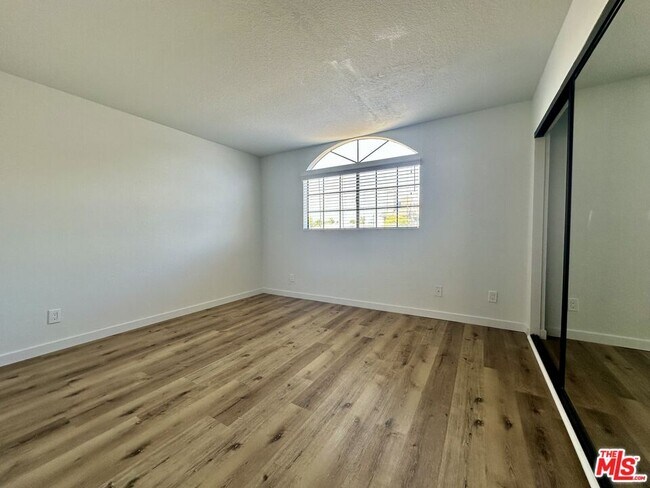 Foto del edificio - 5240 Whitsett Ave
