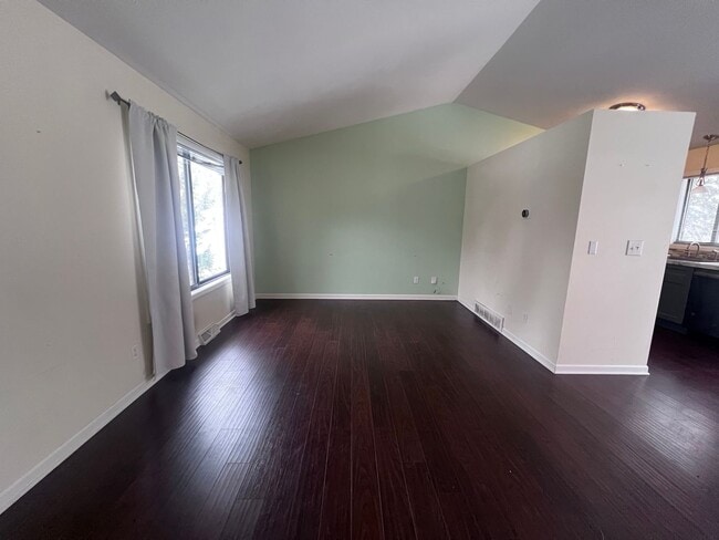 Foto del edificio - Single Family Home - Three Bedroom Tri-level!