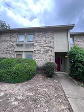Building Photo - 1025-B Stonegate Dr