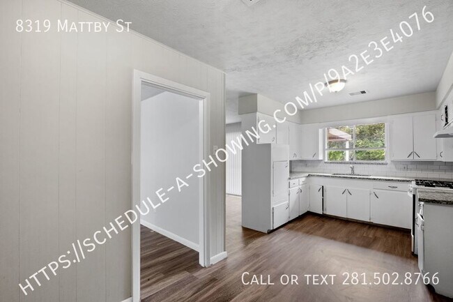 Foto del edificio - AVAILABLE NOW!