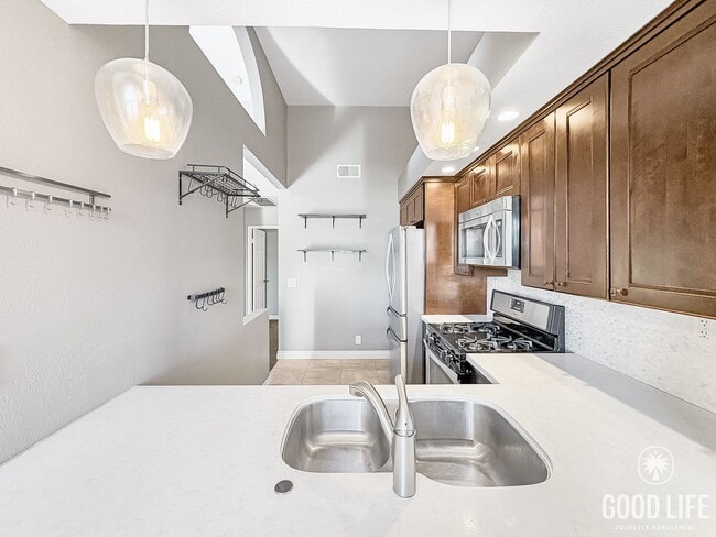 Foto del edificio - Modern 2-Story Split-Level Home with Commu...