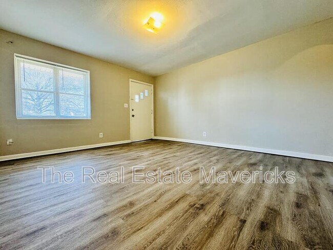 Building Photo - 5601 Belaire Dr