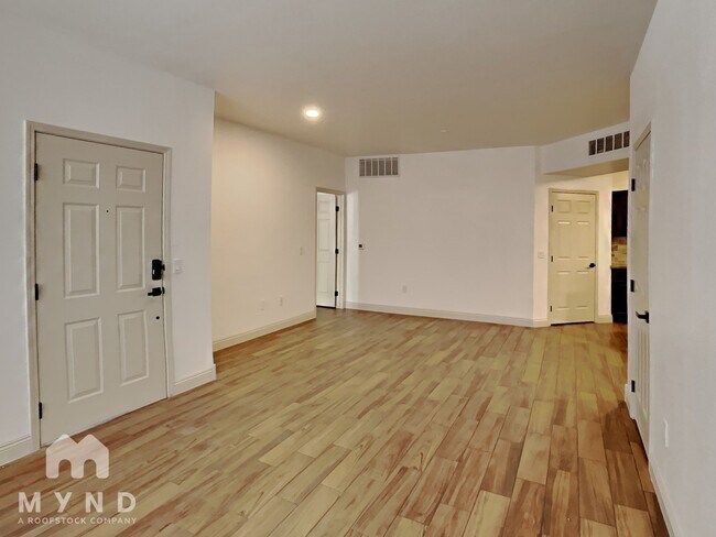 Foto del edificio - 8555 W Russell Rd