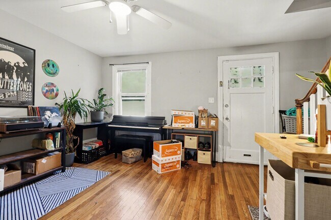 Foto del edificio - Charming 2BR + Office Home with Fenced Yards & Spacious Living – Available June 2026