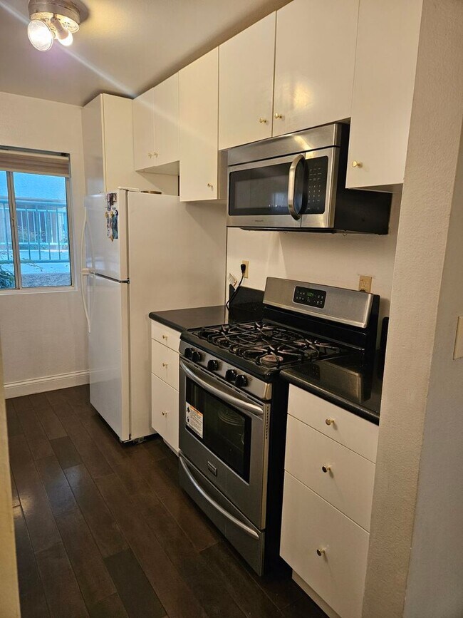 Foto del edificio - 2 Bedroom + 2 Bath Condo in Winnetka