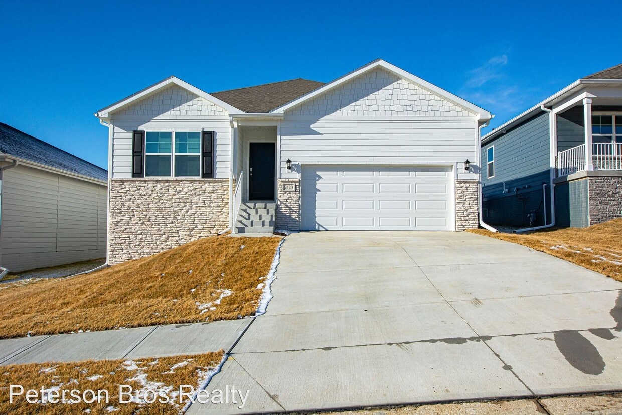 3 br, 2 bath House 7420 North 175th Circle House Rental in