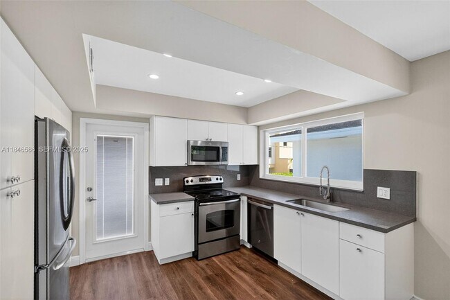 Foto del edificio - 539 Menendez Ave